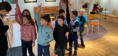 Galerijbezoek 5 Kinderen kijken naar een foto