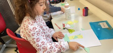 Wiskunde Een meisje knutselt met geometrische vormen