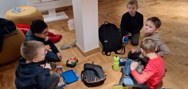Galerij bezoeken Kinderen nemen een ontbijtpauze in de galerij