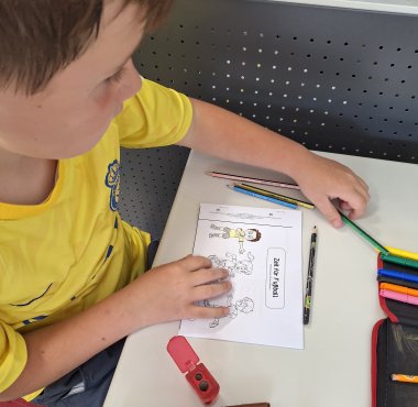 In de stemming komen voor EM 2024 Kinderen werken aan het voetbalboekje