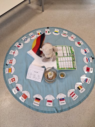 In de stemming komen voor EM Klassenmascotte met voetbaluitrusting