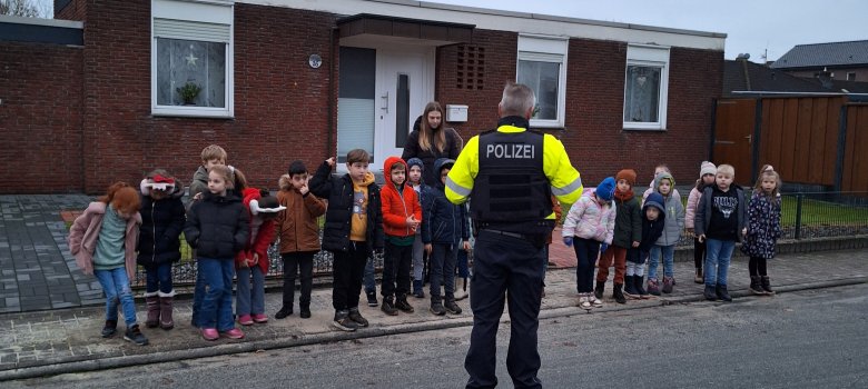 Verkeerspolitie Politieagent legt de juiste manier uit om over te steken