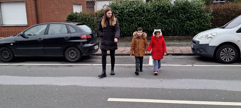 Verkeerspolitie Kinderen oefenen met oversteken