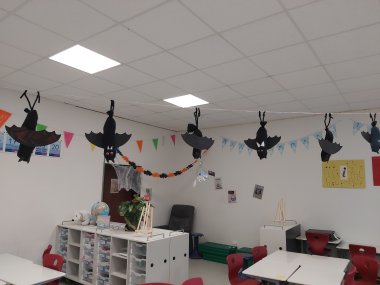 Decoração da sala de aula Morcegos artesanais pendurados numa linha na sala de aula