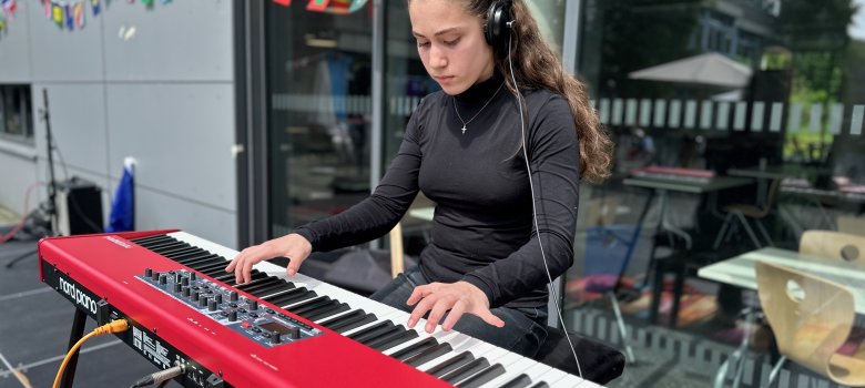 O elevă cântă la pian pe scenă la Ziua Europei la Școala Generală Gronau
