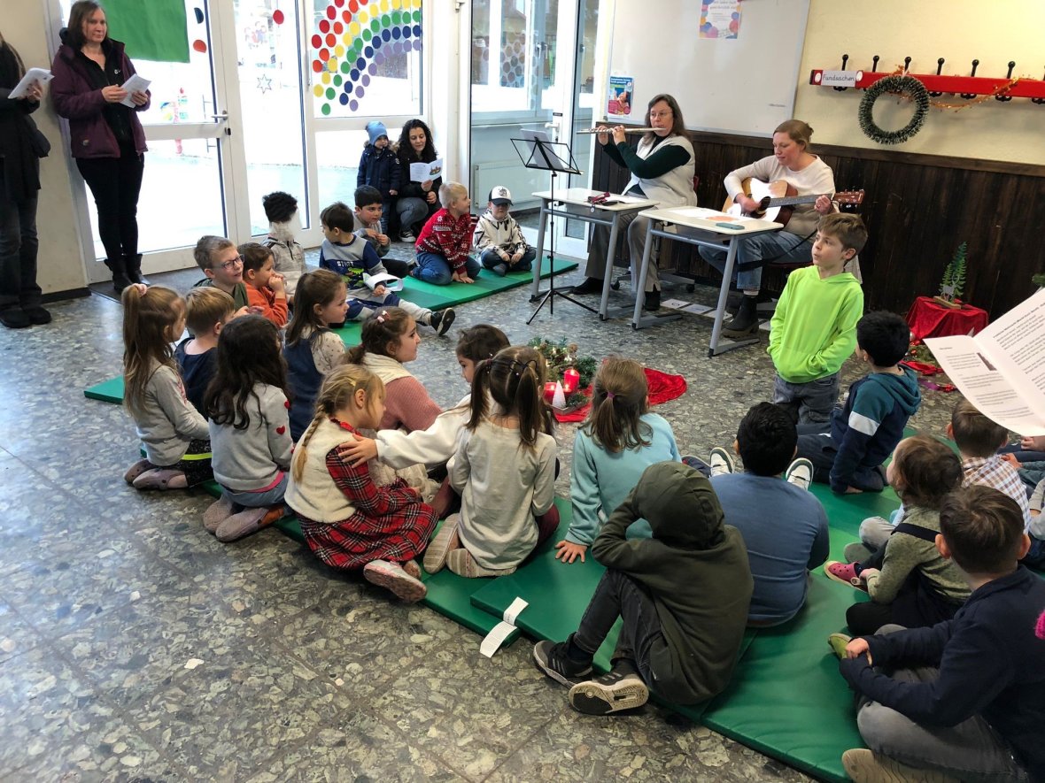 Cântece de Advent Copiii cântă colinde de Crăciun