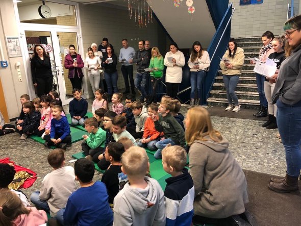 Cântece de Advent Comunitatea școlară cântă colinde de Advent