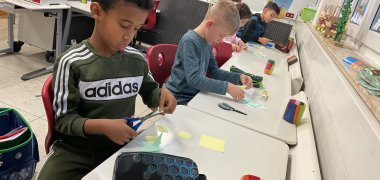 Matematică Un băiat se joacă cu forme geometrice