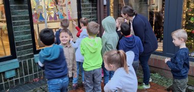 Vizită la galerie Copiii se uită la vitrinele galeriei