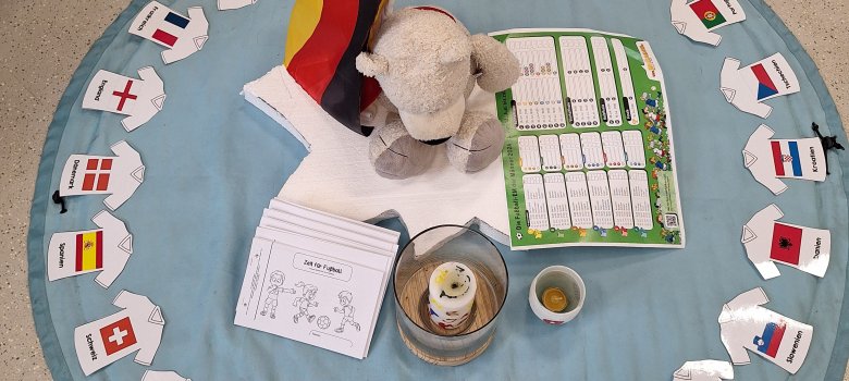 Intrarea în atmosferă pentru EM Mascota clasei cu echipament de fotbal