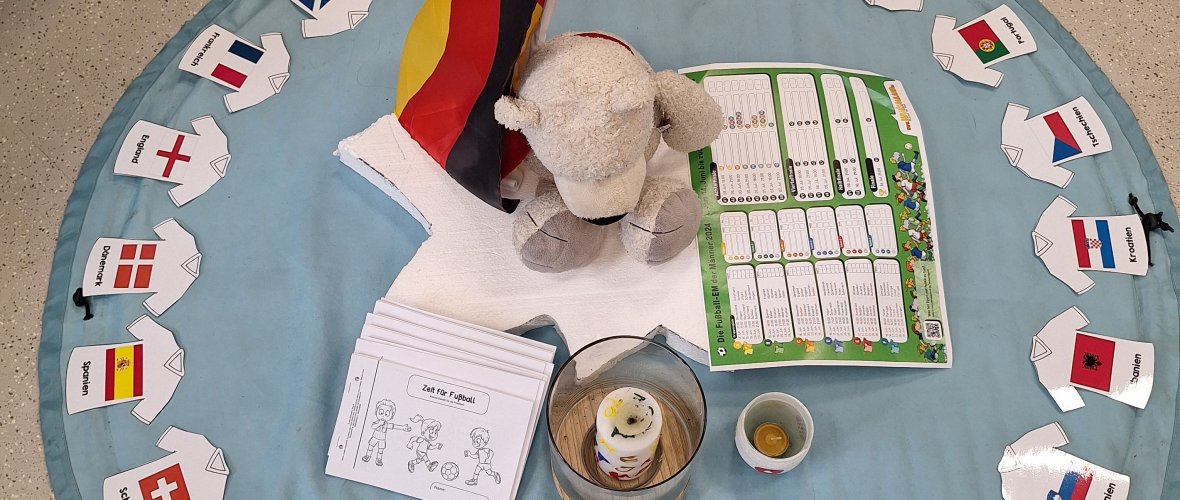 Intrarea în atmosferă pentru EM Mascota clasei cu echipament de fotbal