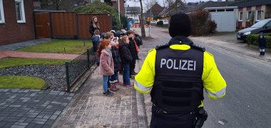 Poliția rutieră Un polițist le explică copiilor cum să traverseze corect strada