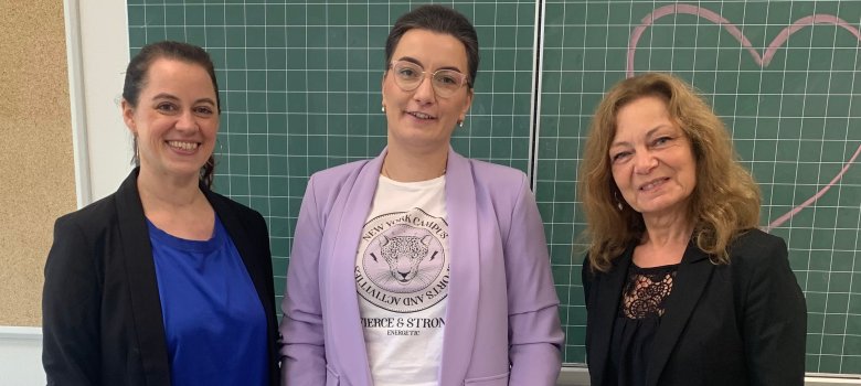 Doamnele Foerster și Harbig o felicită pe doamna Bronikhoff