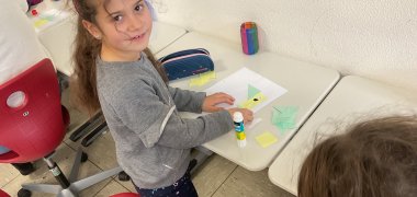 MAthe Девушка показывает свою фотографию