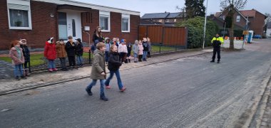 Дорожная полиция 2 ребенка переходят дорогу