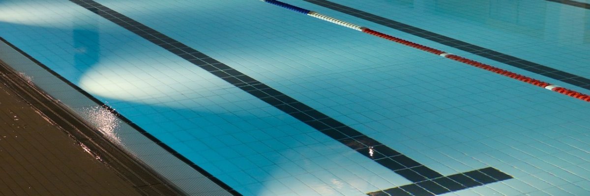 En upplyst swimmingpool