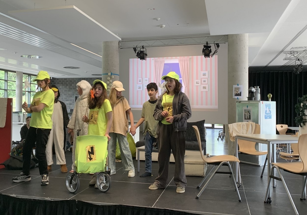 学生们表演剧中的一个场景。